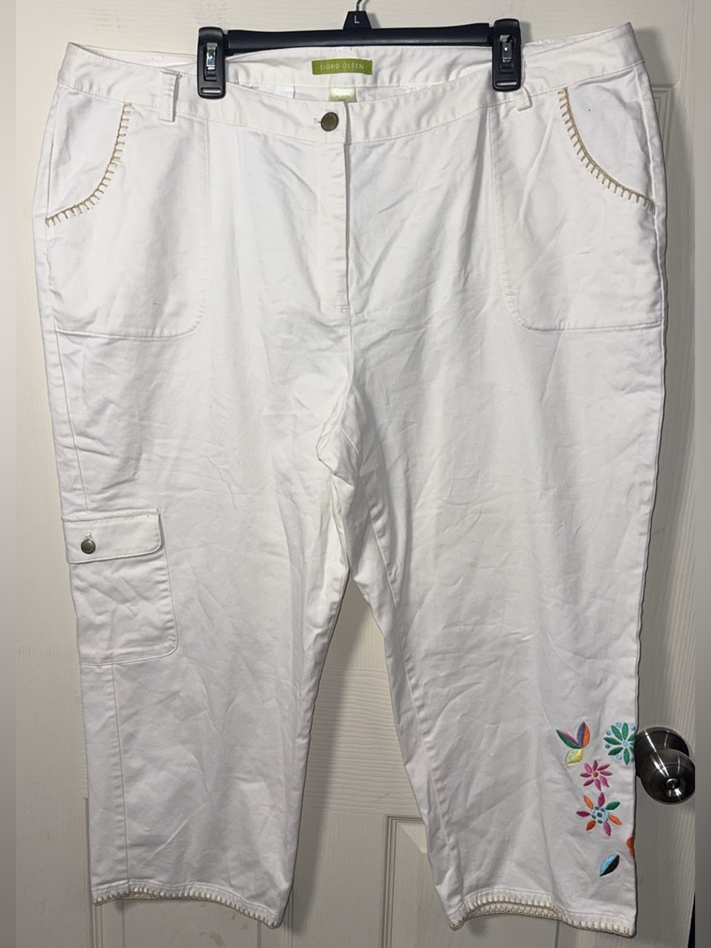 Sigrid Olsen White Cropped Jeans with Colorful Floral Embroidery